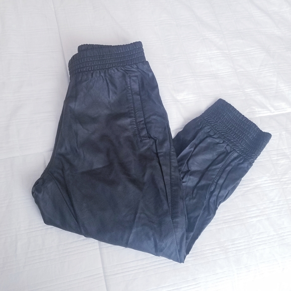 Faux Leather Capri Pants - Picture 6 of 7